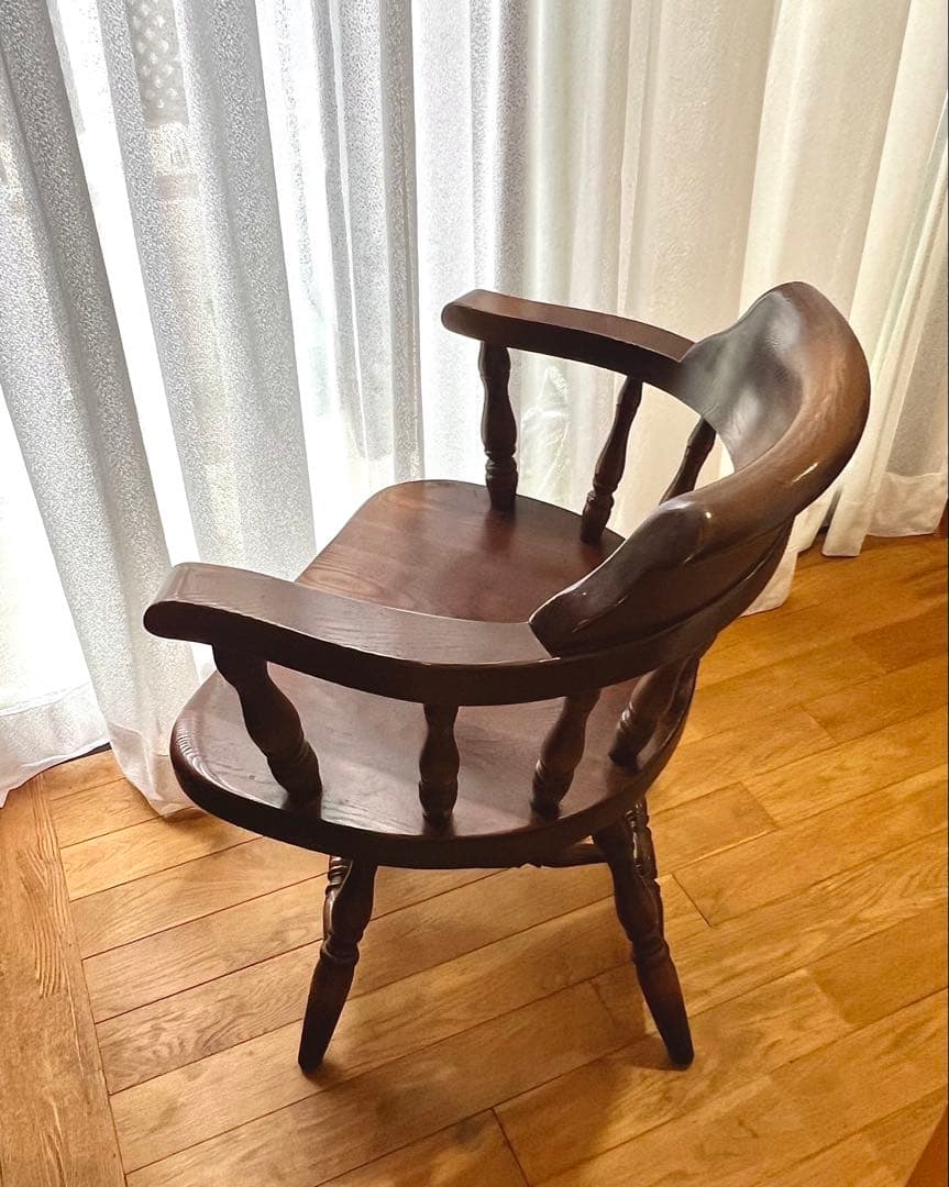 ダークブラウン 木製アームチェア ①