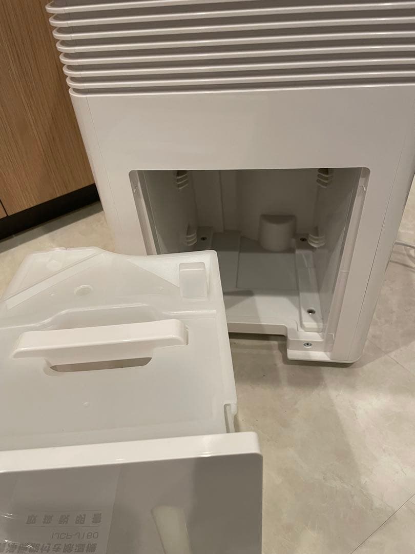 極美品アイリスオーヤマ 空気清浄機能付き除湿機 IJCP-J160-W