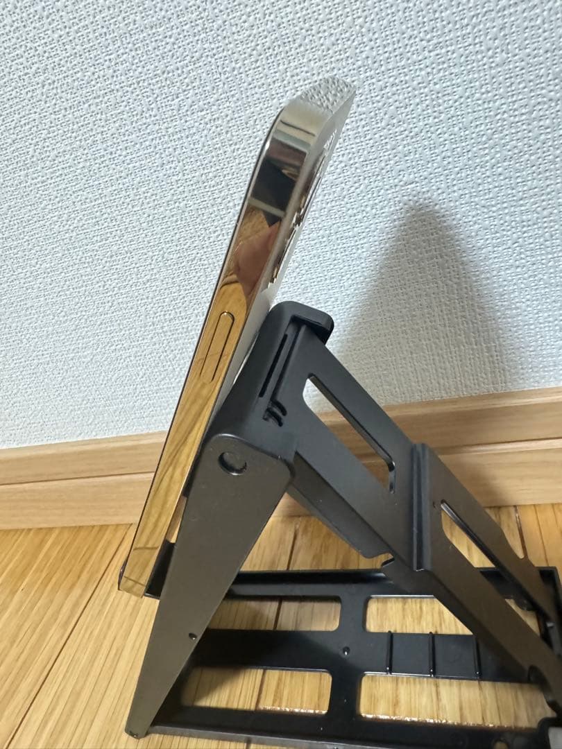 シルバー トリプルカメラ スマートフォン 本体