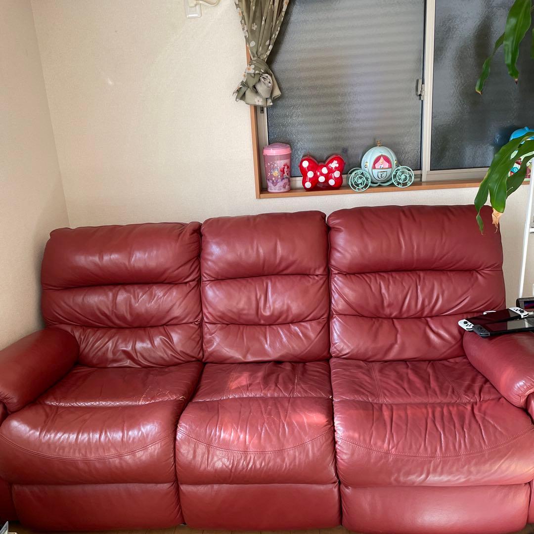 赤いレザー3人掛けソファ　リクライニング付き