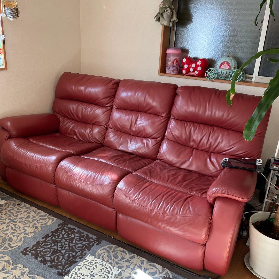 赤いレザー3人掛けソファ　リクライニング付き