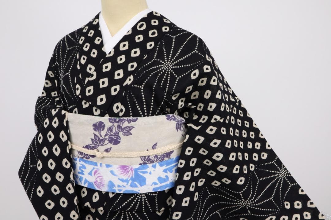 《源氏物語◇長尺『綿麻』夏着物■小紋◆鹿の子柄麻の葉の柄縞■黒地◆UB7-22》