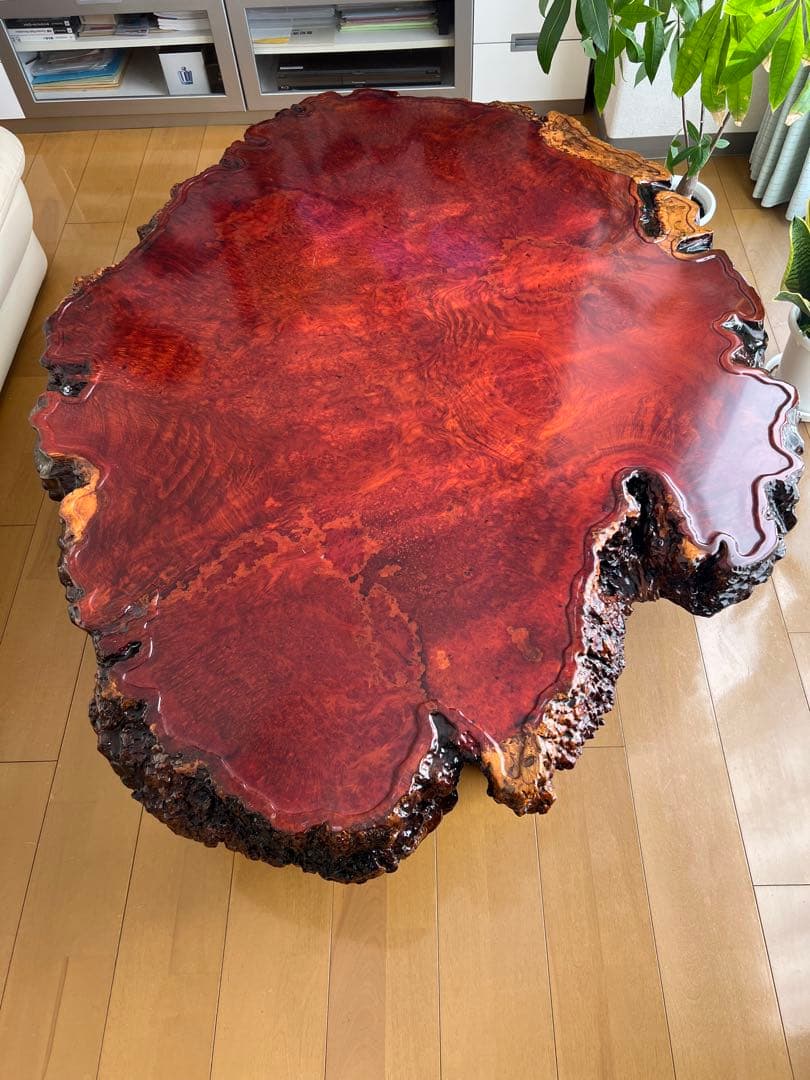 花梨一枚板　木製赤褐色座卓（自然形状）