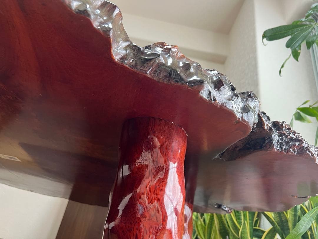 花梨一枚板　木製赤褐色座卓（自然形状）