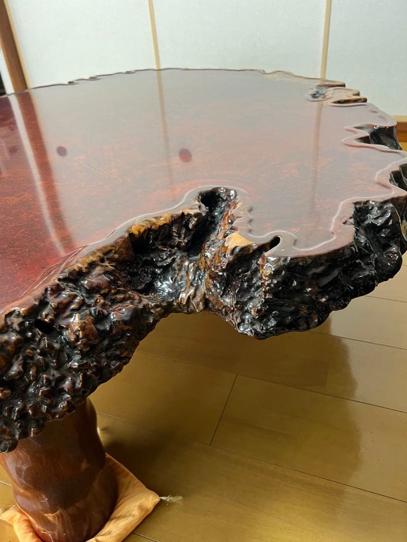 花梨一枚板　木製赤褐色座卓（自然形状）