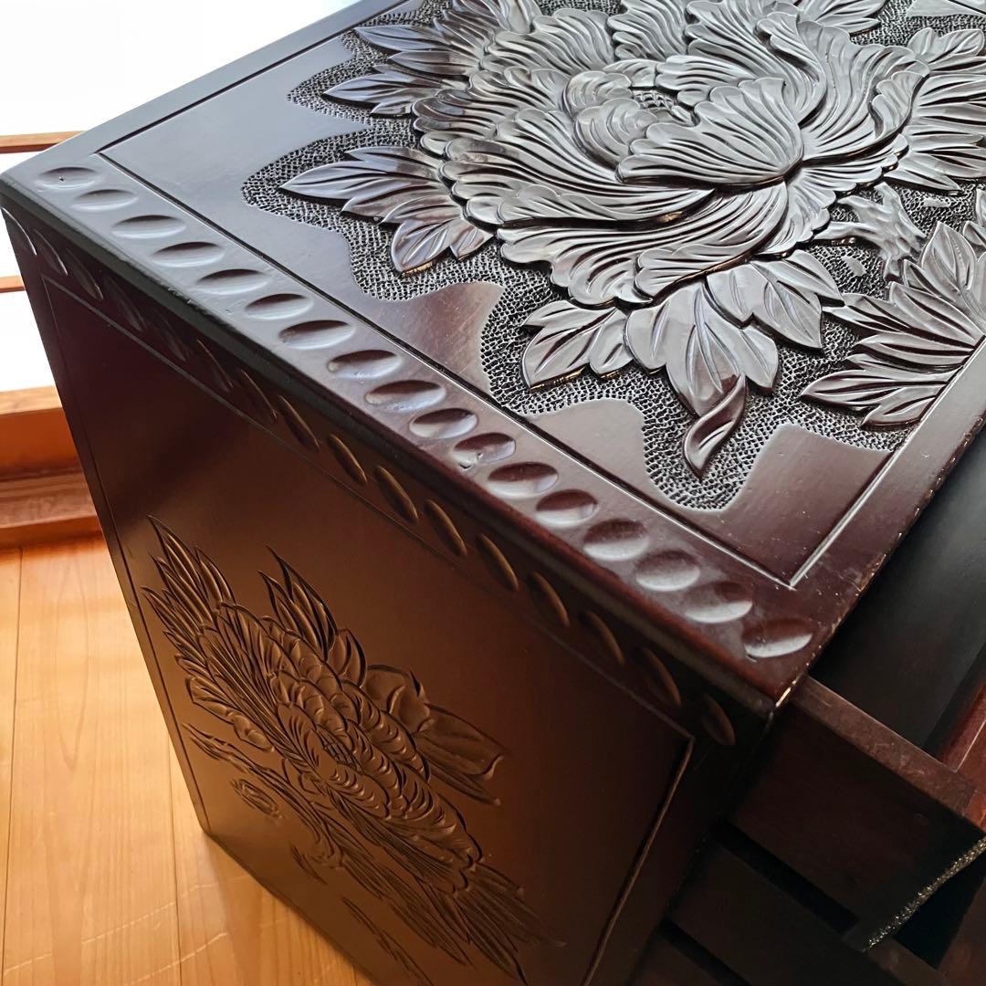 【伝統工芸品】日光彫り 5段棚 木製 小引き出し棚 牡丹の花 彫刻 小物入れ