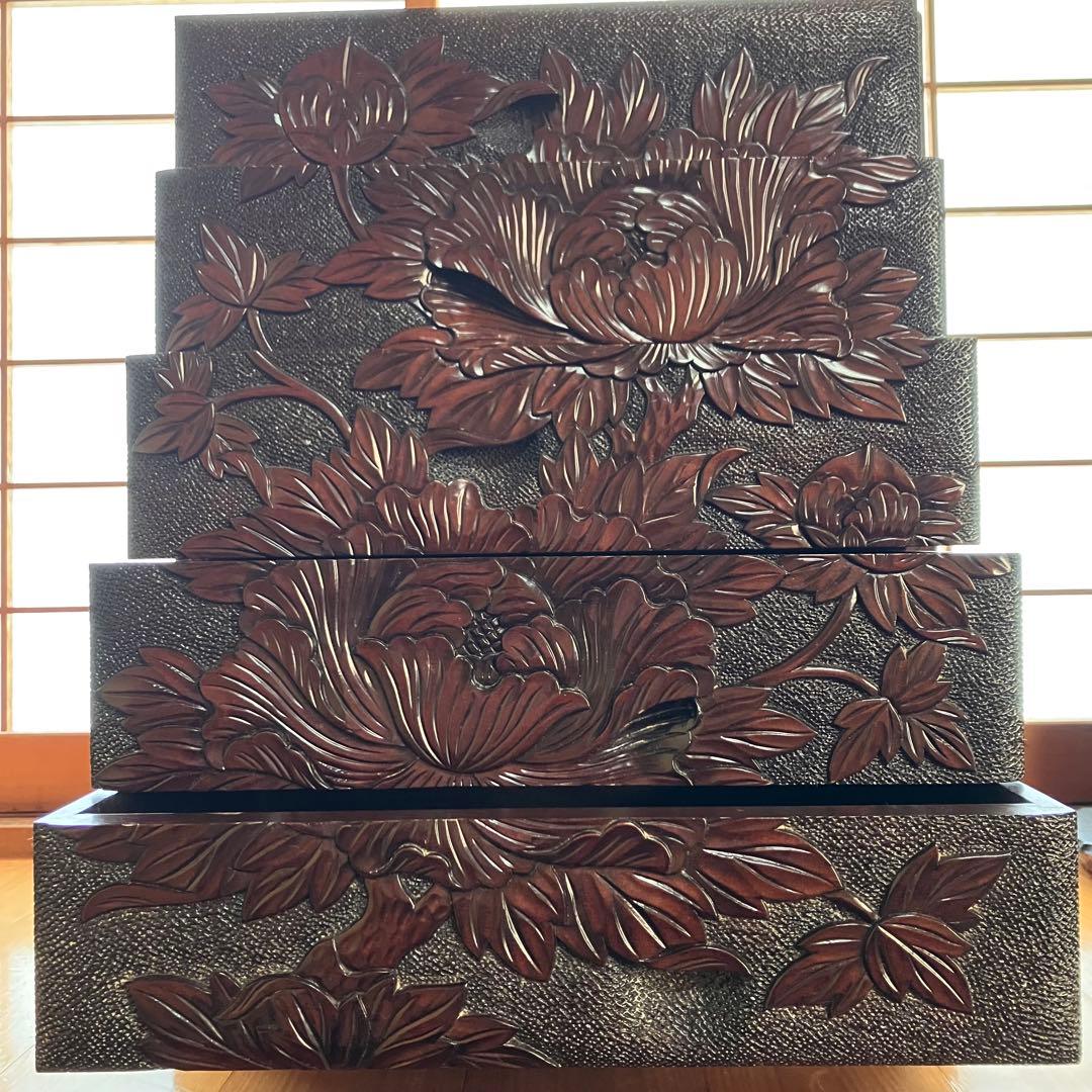 【伝統工芸品】日光彫り 5段棚 木製 小引き出し棚 牡丹の花 彫刻 小物入れ