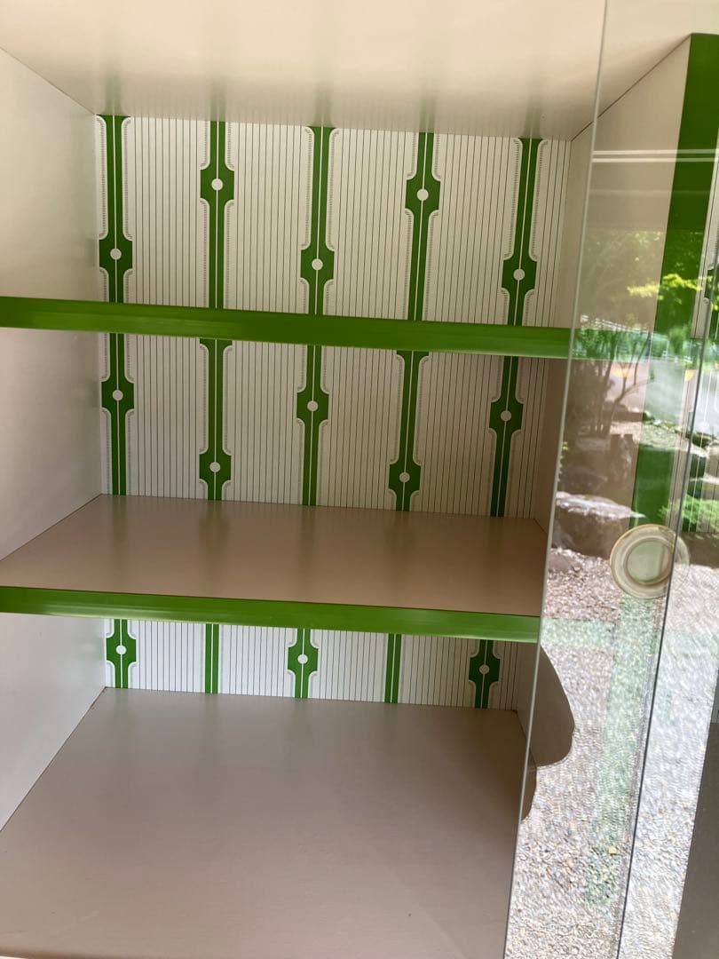 昭和レトロポップ　緑色 食器棚 ガラス棚付き