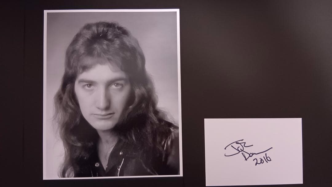 「Queen全員の直筆サイン入りコレクターズセット」