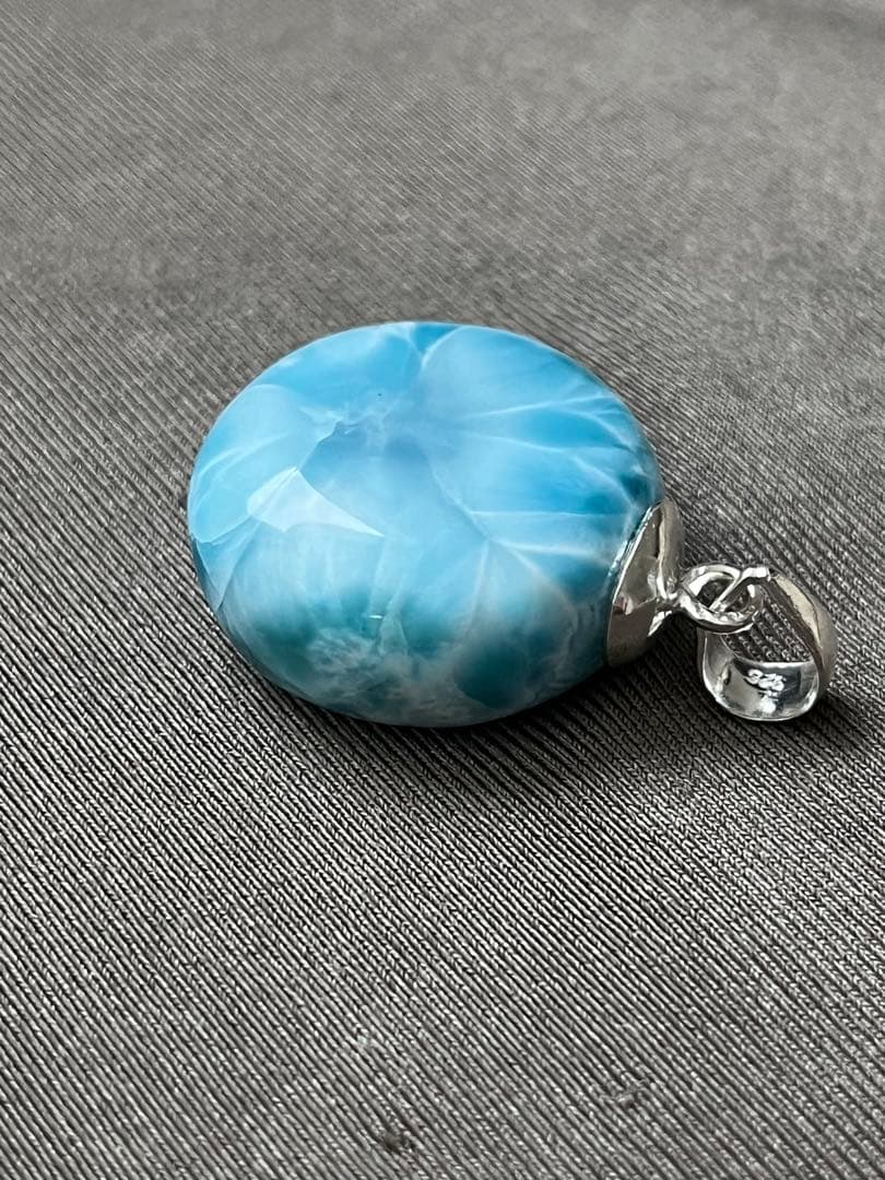 天然石ラリマー☆高品質！まる型ペンダントトップ☆レアな丸型＆両面違う模様が素敵！