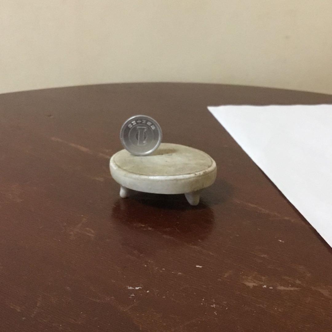 小さな飾り台　磁器