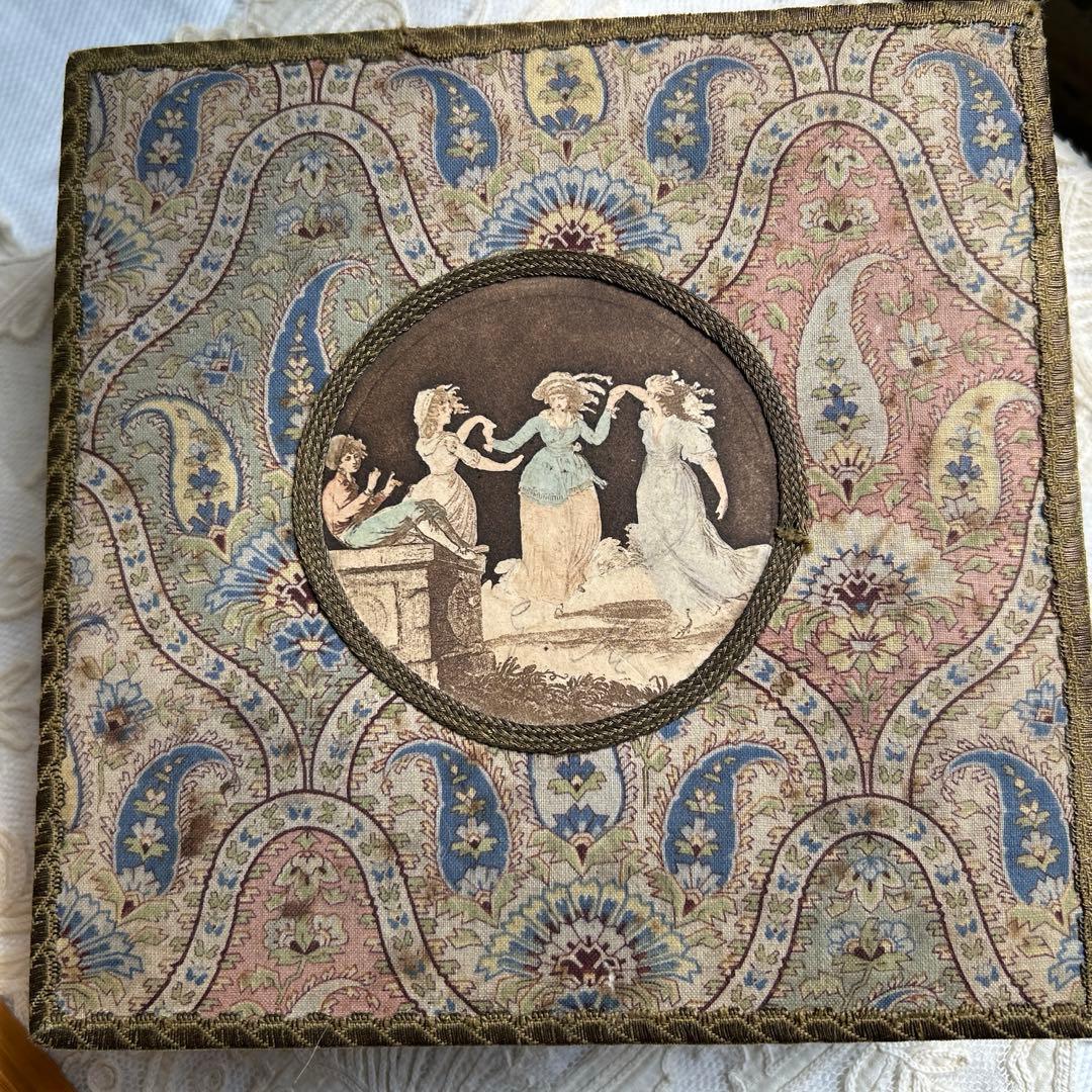 フランスアンティーク　ミニョネットとレース、布花　カルトナージュ box