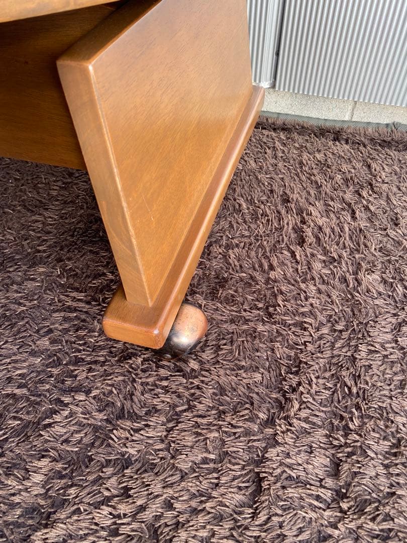 ベージュの木製アームチェア (キャスター付き)ヴィンテージ　レトロ