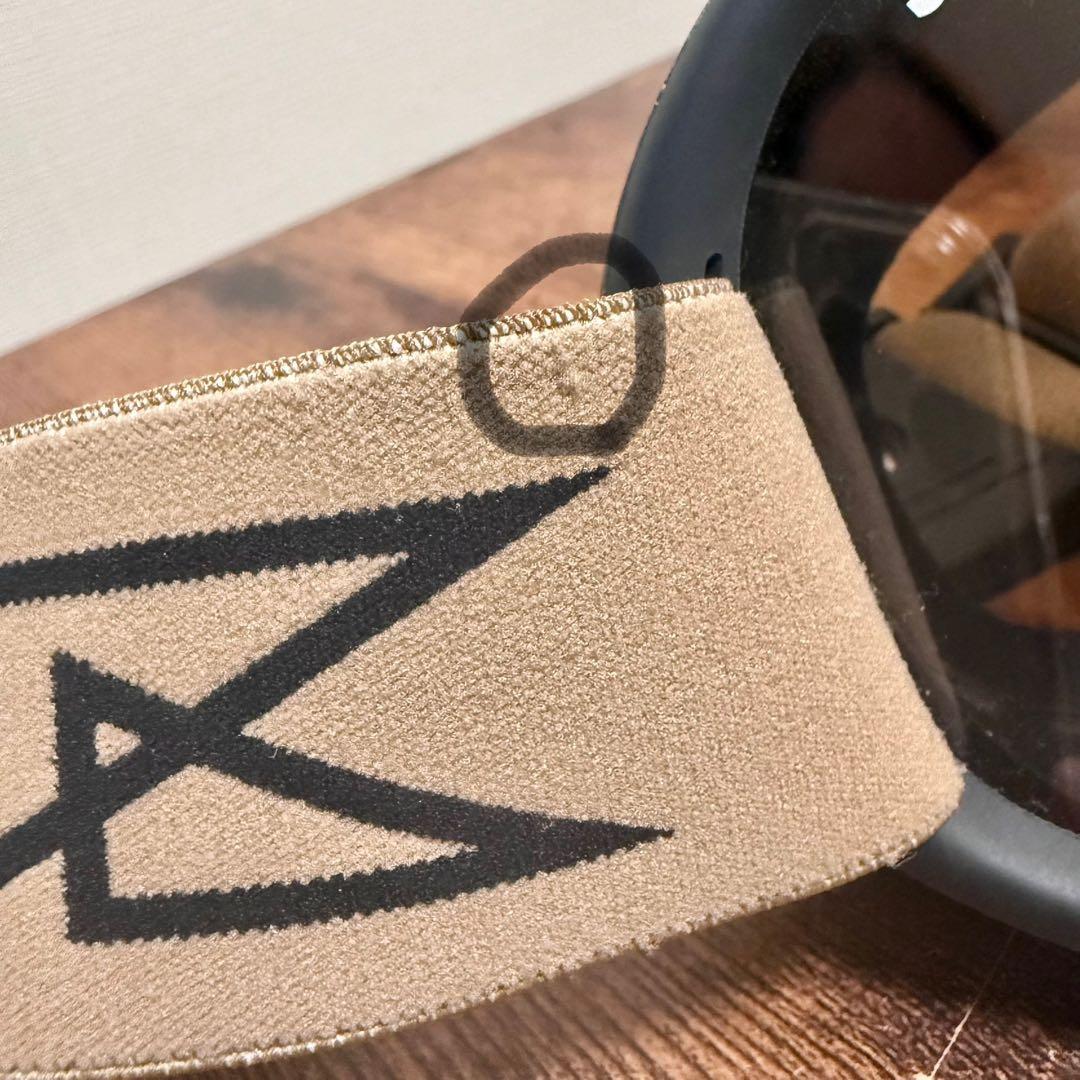 【REVOLT】スノボゴーグル 調光レンズ [定価29,700円]