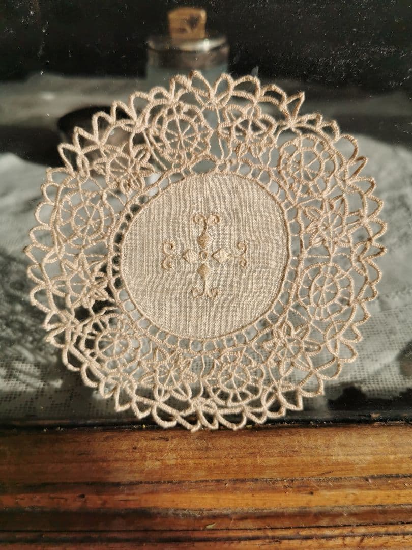 アンティーク イタリア レティシアレース刺繍 花のニードルワーク リネンドイリー