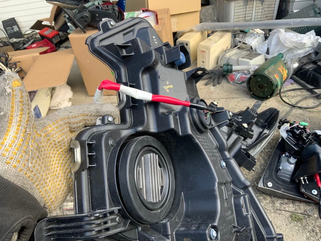 ハウジング穴　4枚目テープ跡　5-6枚スレ傷　プリウスPHV 右フロント