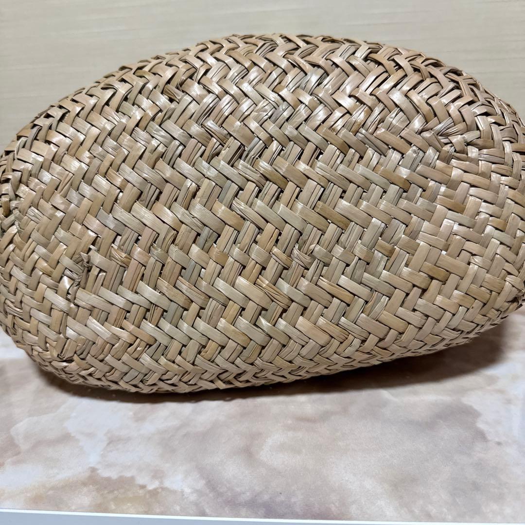 フリル付きベージュストローかごバッグ