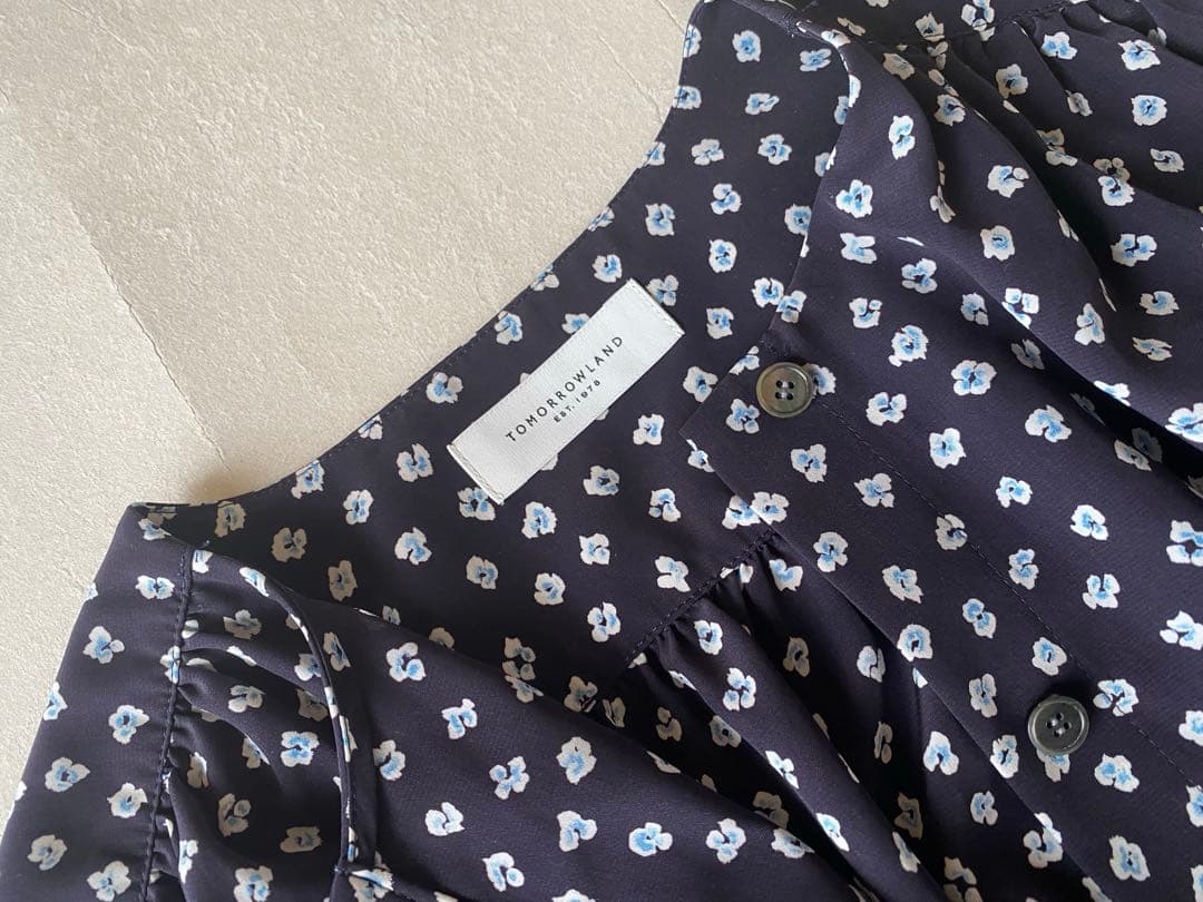 トゥモローランド TOMORROWLAND 小花柄とろみノーカラーブラウス