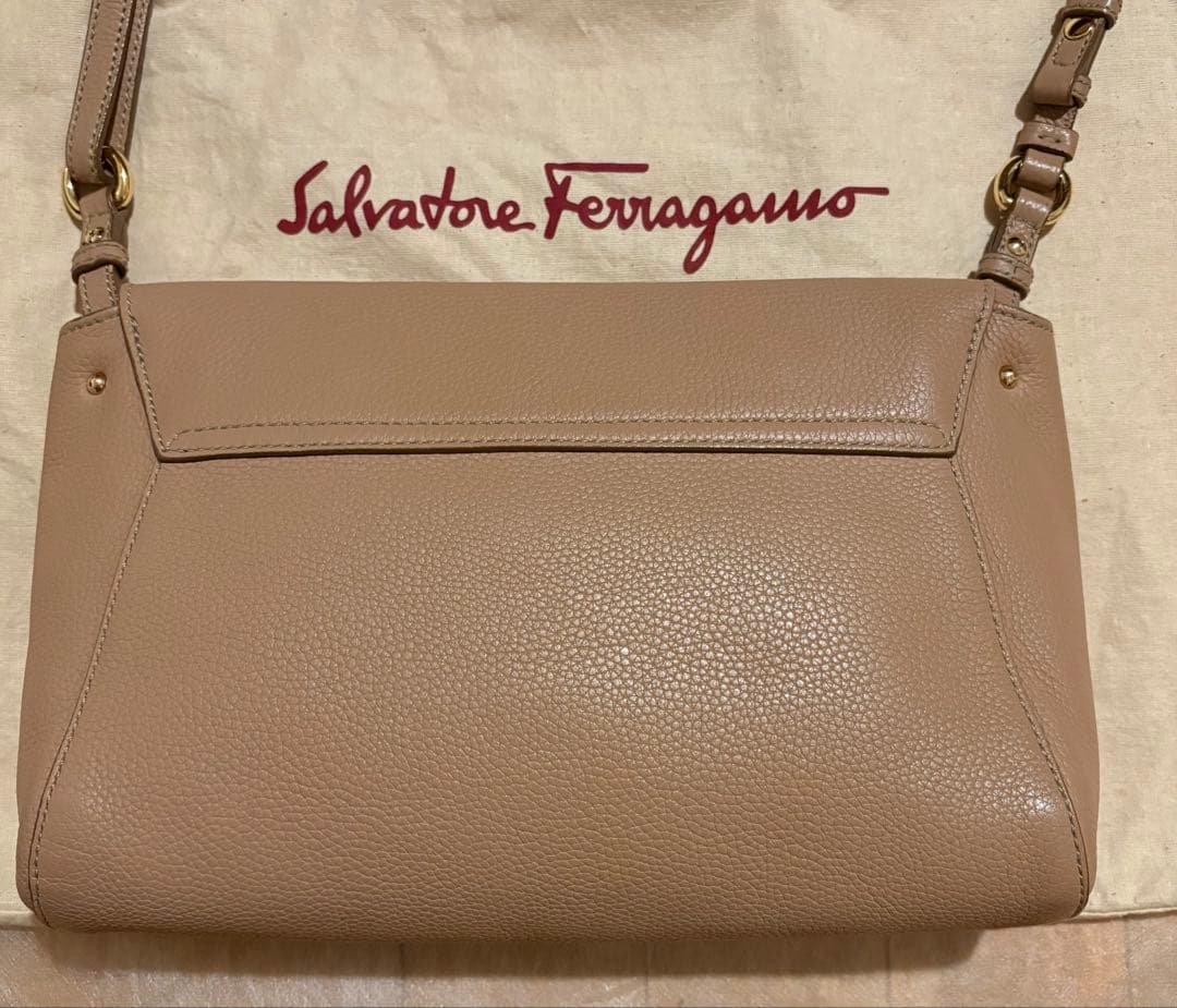 フェラガモ／ガンチーニ／ハンドバッグ／ショルダーバッグ ／キャメル／ベージュ