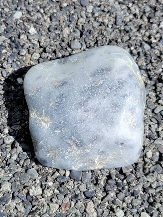 210g。親不知　歌　糸魚川　翡翠　原石　黒白翡翠　海石