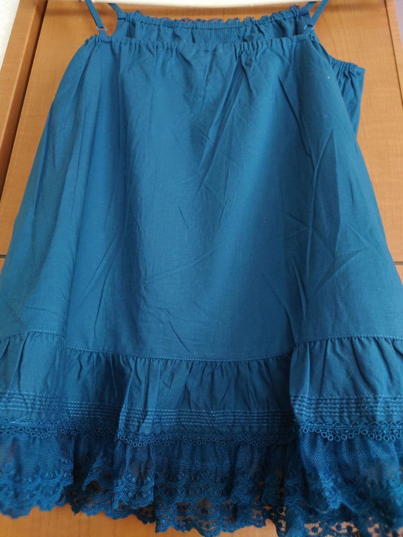 未使用　極美品ピンクハウスの花の刺繍と裾野 レースが美しい 藍色キャミソール