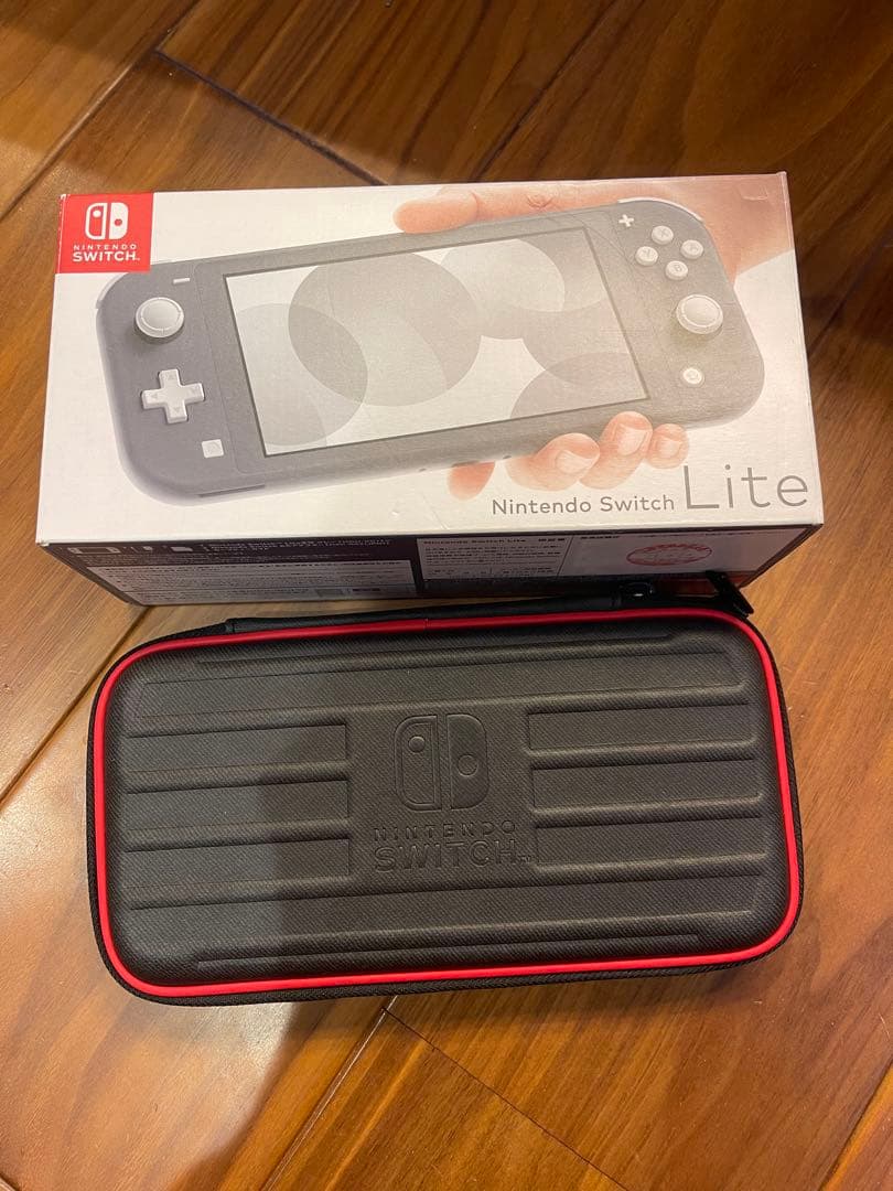 任天堂Switchライト　ケース付き　美品