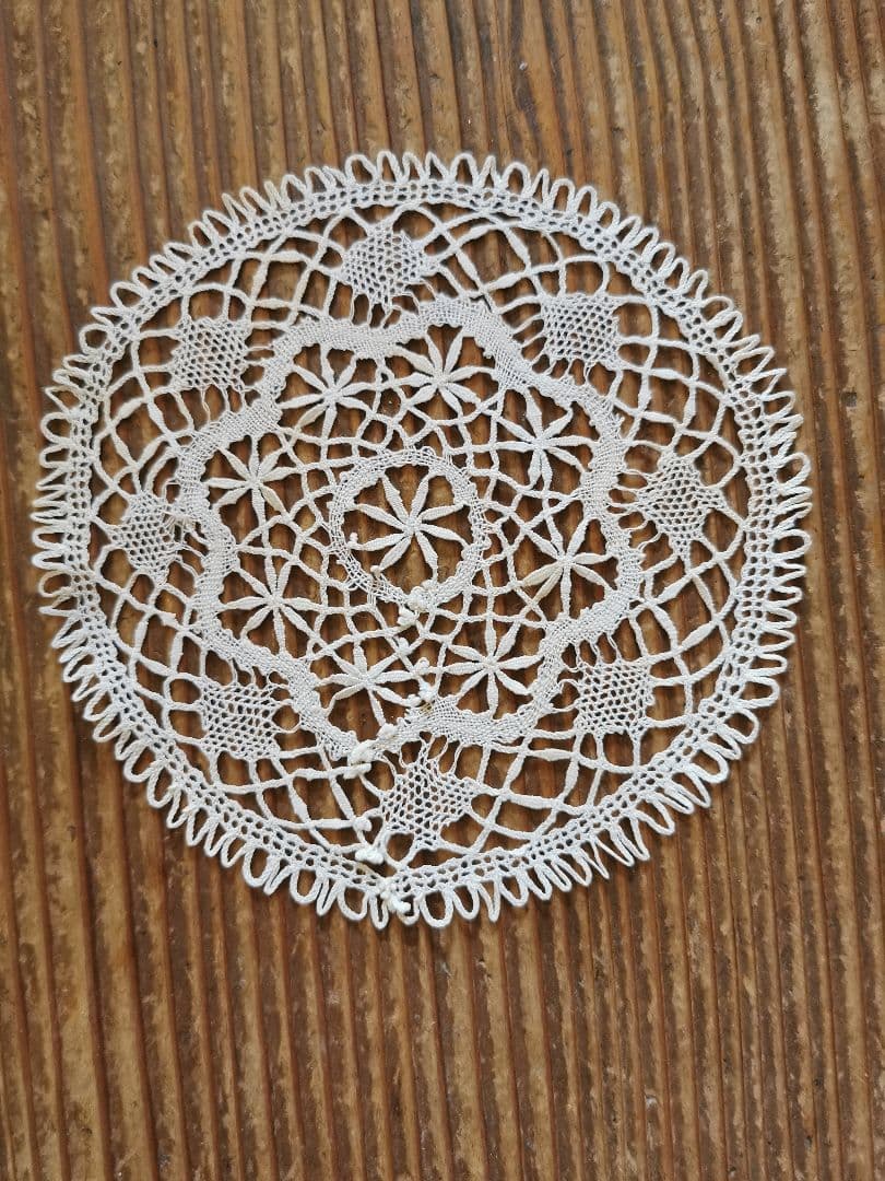 アンティーク ベルギーブルージュ ごく細い糸の線状の花 繊細なボビン編みレース