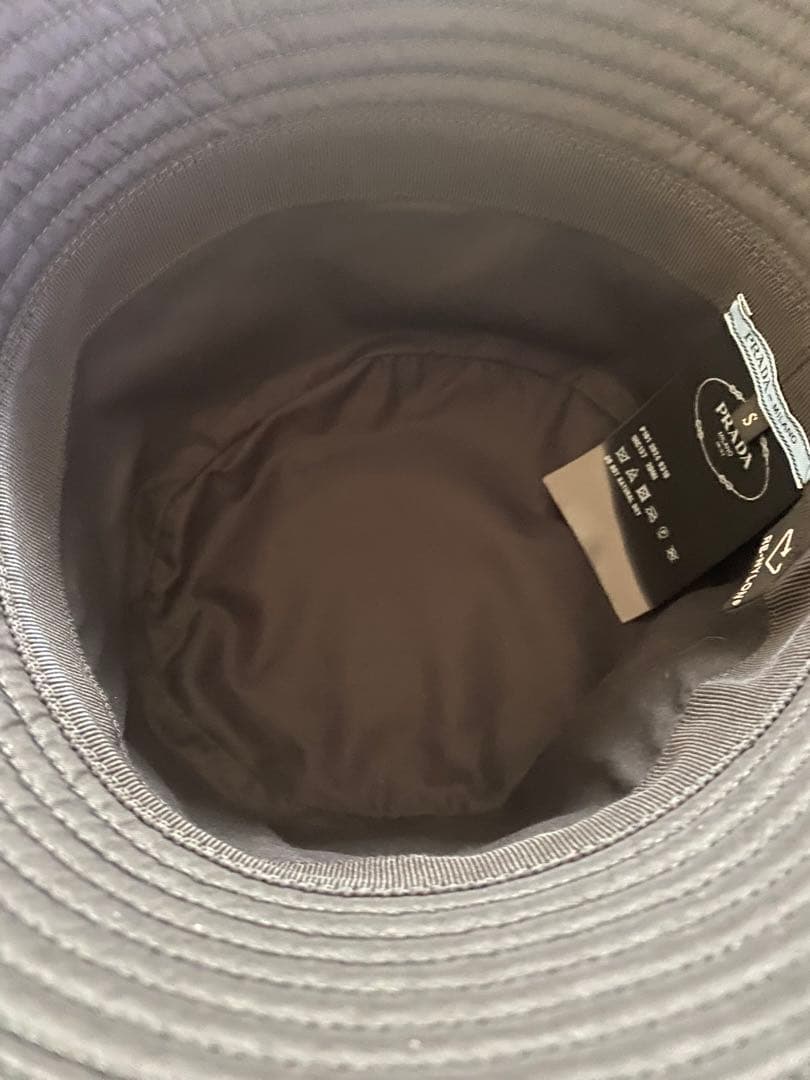 sae_tana223PRADA Re-Nylon バケットハットゴールド