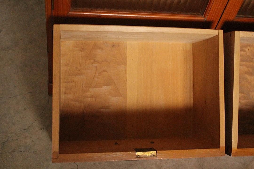 古いモールガラス戸棚　収納棚　小引き出し2杯