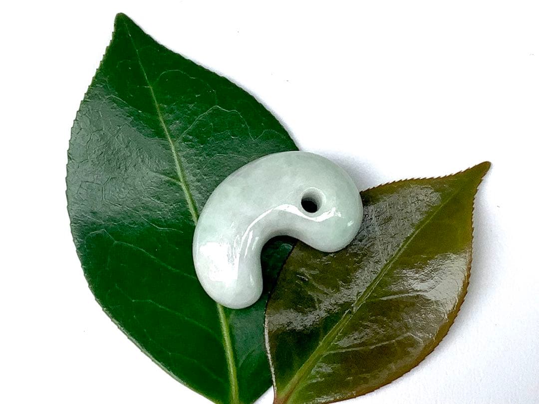 ✳親方絶賛50万円でも安価です‼️極上*氷*の肌目　糸魚川翡翠勾玉　機械鑑定付‼️