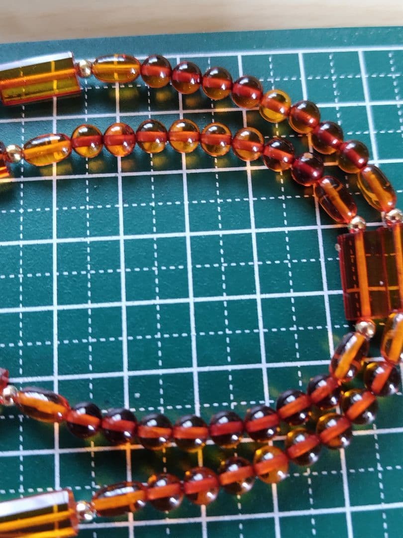 K18 迫力の特大トップ付き、本琥珀のセミロングネックレス