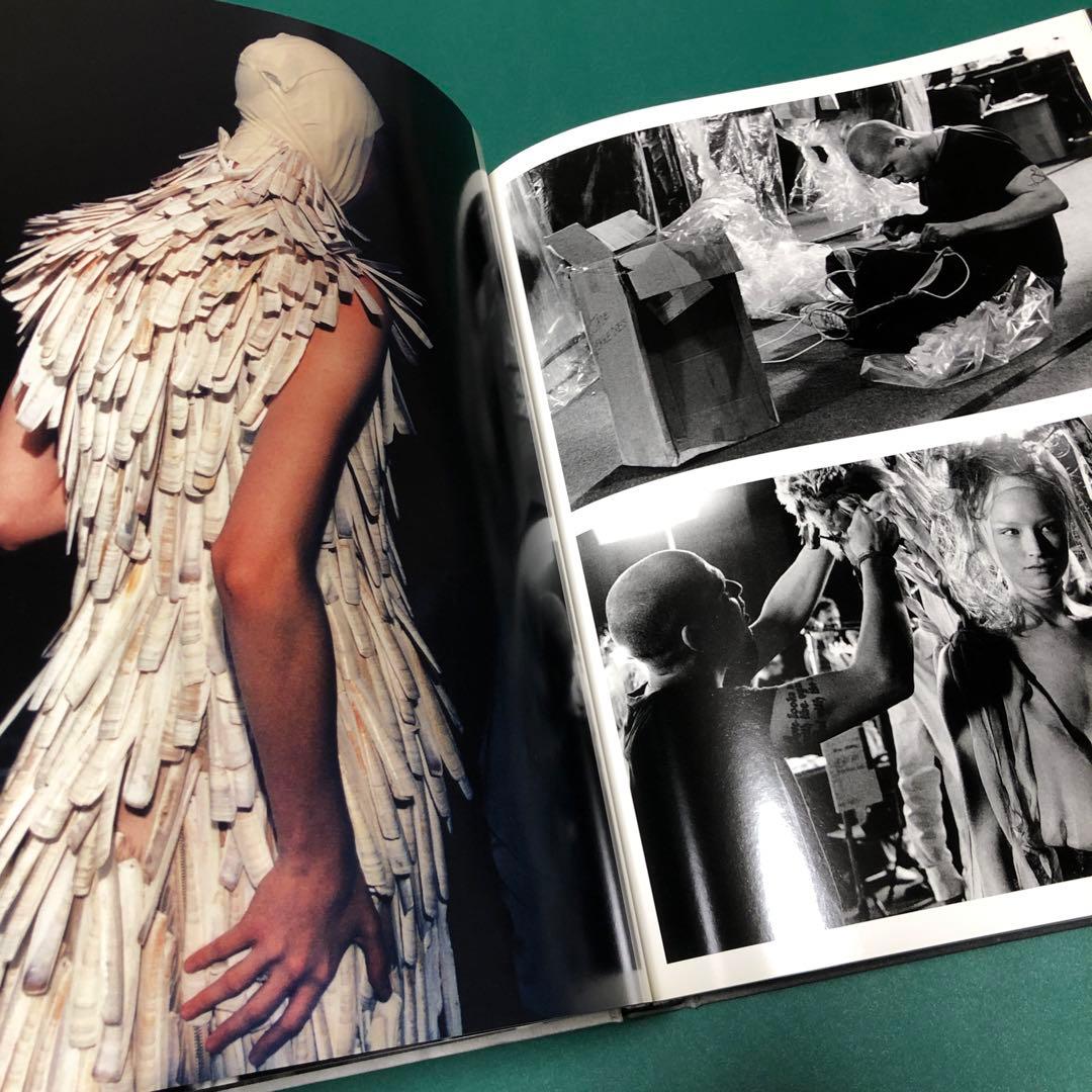 洋書 LOVE LOOKS NOT WITH THE EYES