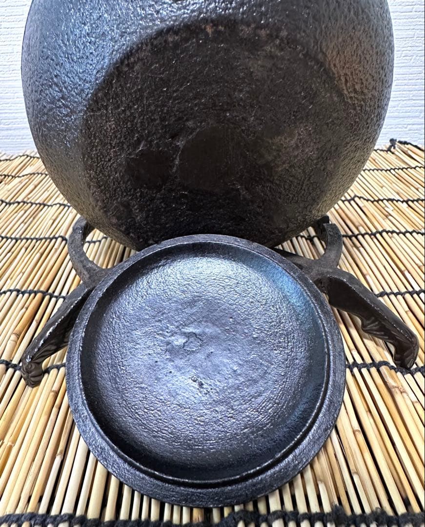 未使用品、木箱、黄布、南部鉄器検査証付　南部薫山工房造　鐡鉢型霰　南部鉄瓶