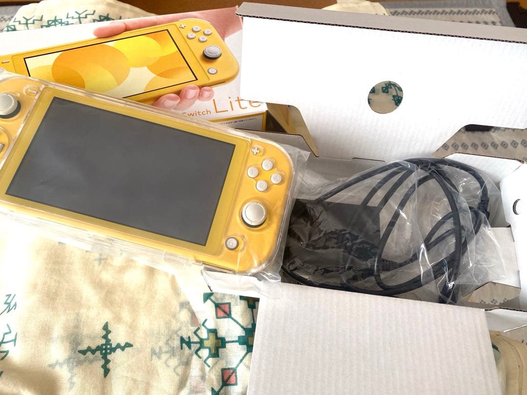 Nintendo Switch Light イエロー 美品 箱付ハードケース付