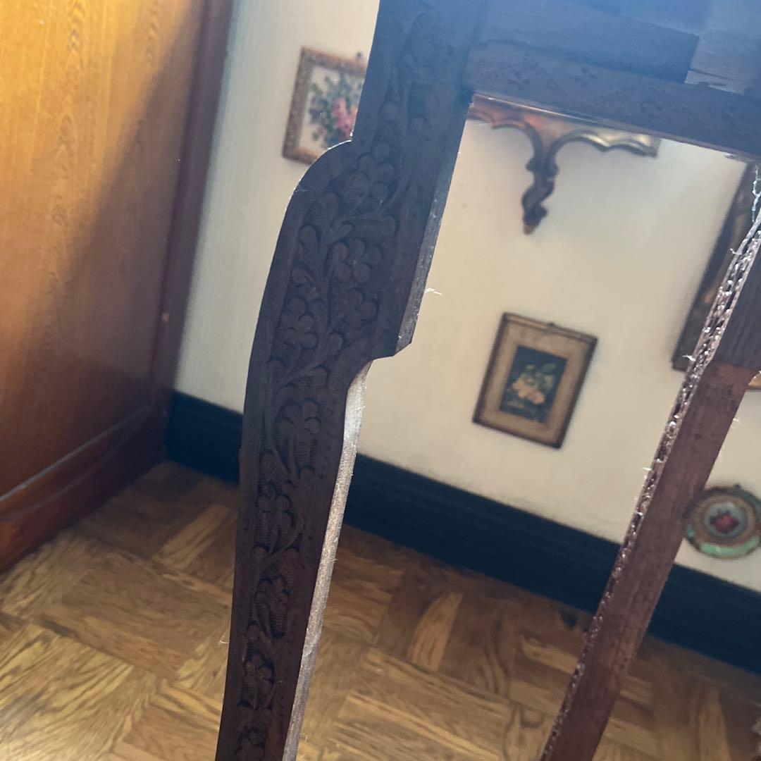 オシャレな木製彫刻テーブル