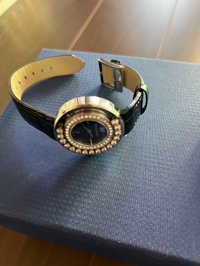Swarovski ブラックレザーアナログ時計