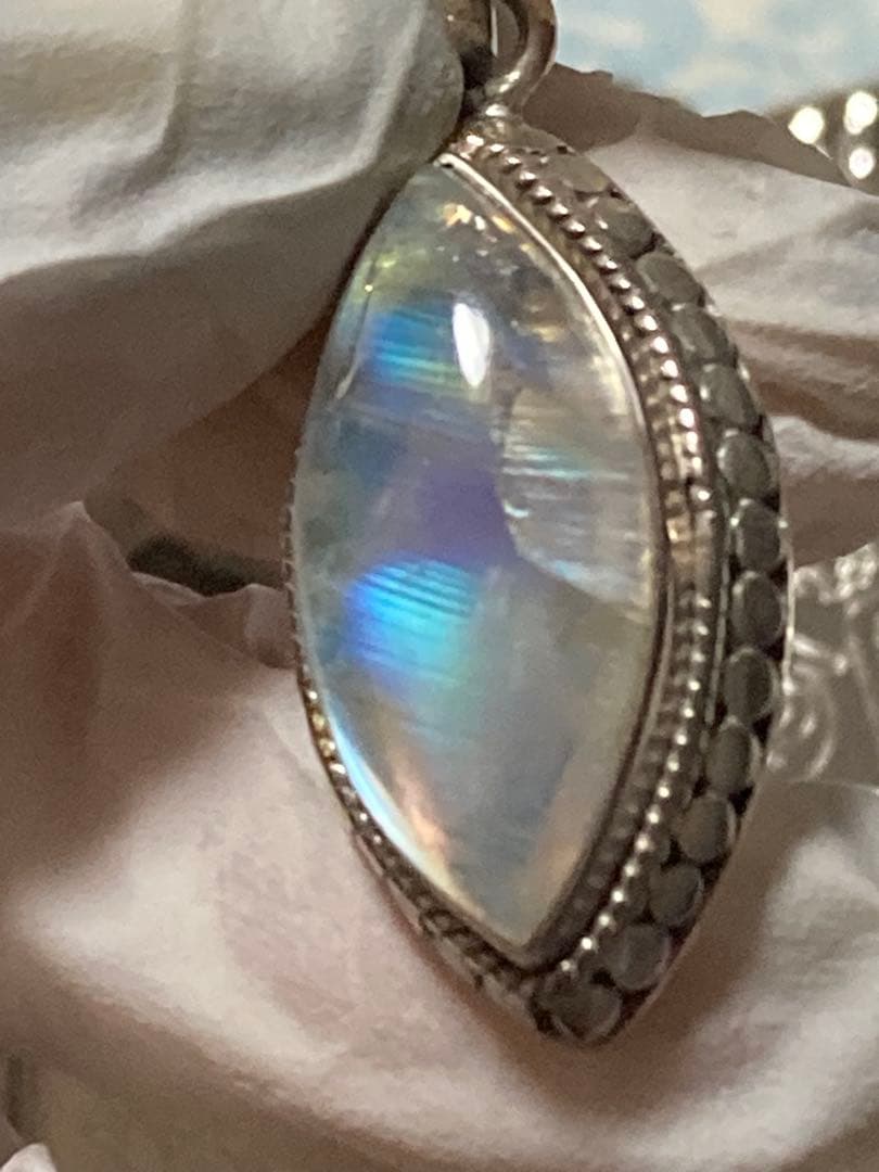 X*n様 【定価5万円】天然 レインボームーンストーン 大粒 ペンダントトップ