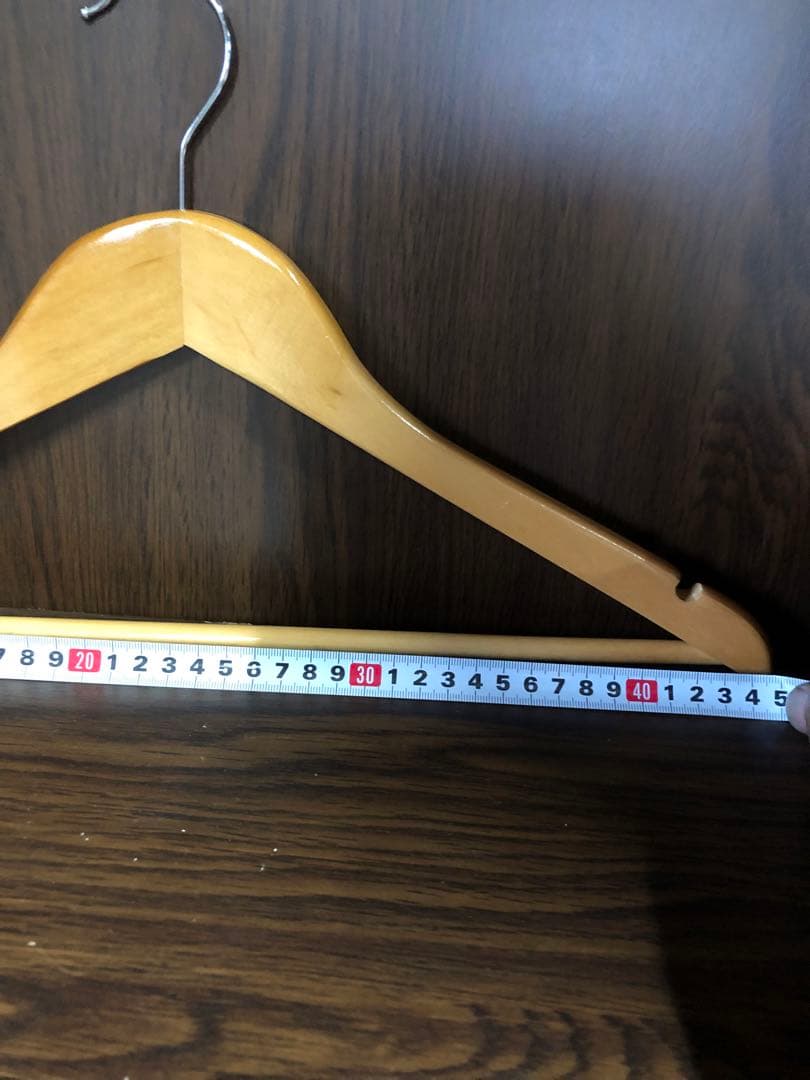 く*ま様 業者様必見！木製ハンガー 光沢仕上げ デザインまとめ売り230本！おま