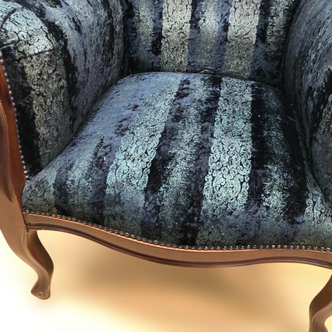 【送料無料】クラシック アームチェア 彫刻木枠 鋲打ち 1人掛け 　251224