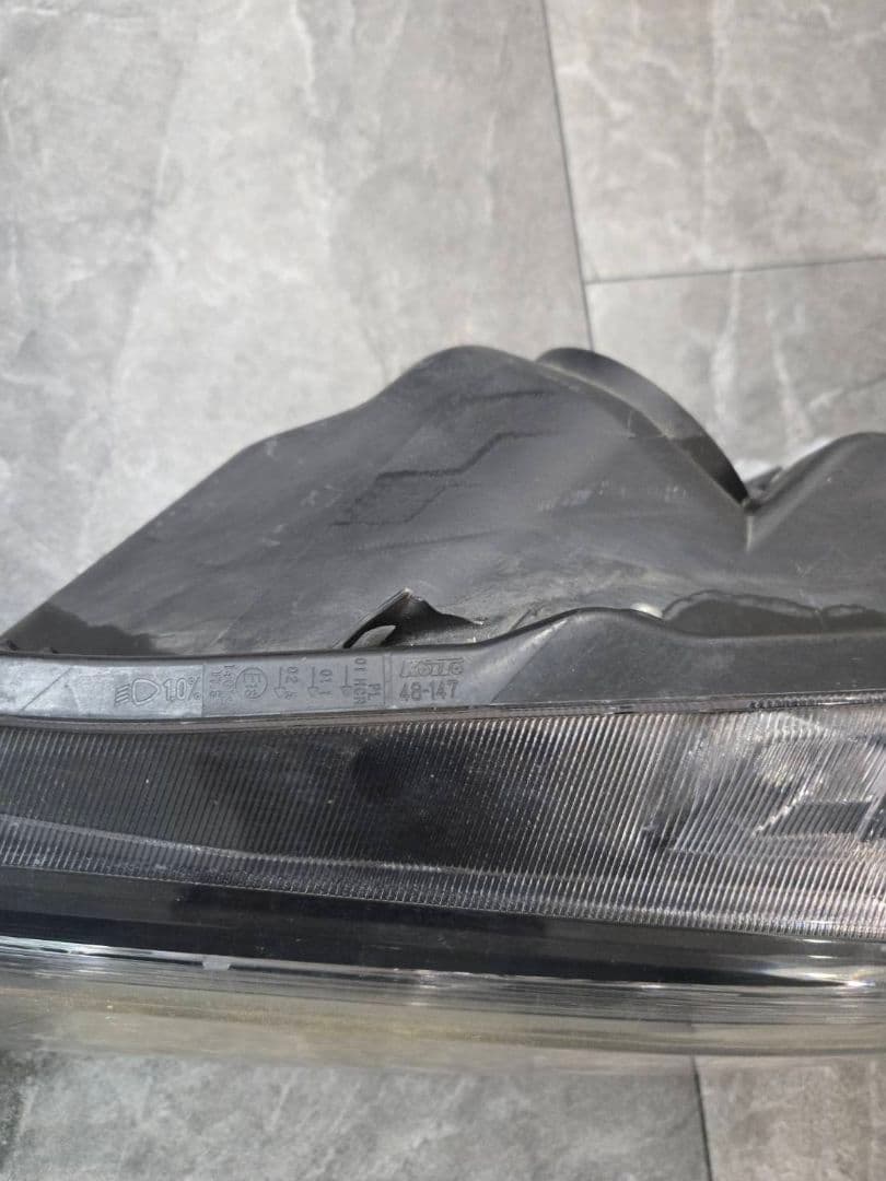 ZSU60W　トヨタ　60ハリアー　ヘッドライト