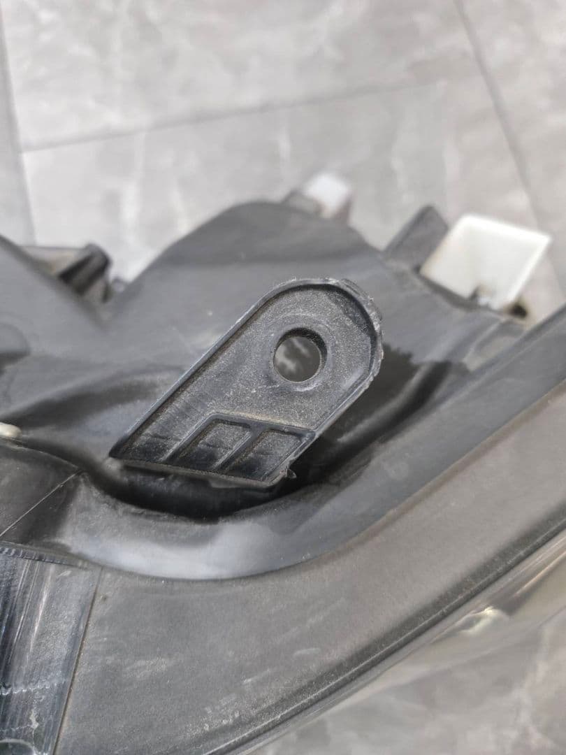 ZSU60W　トヨタ　60ハリアー　ヘッドライト