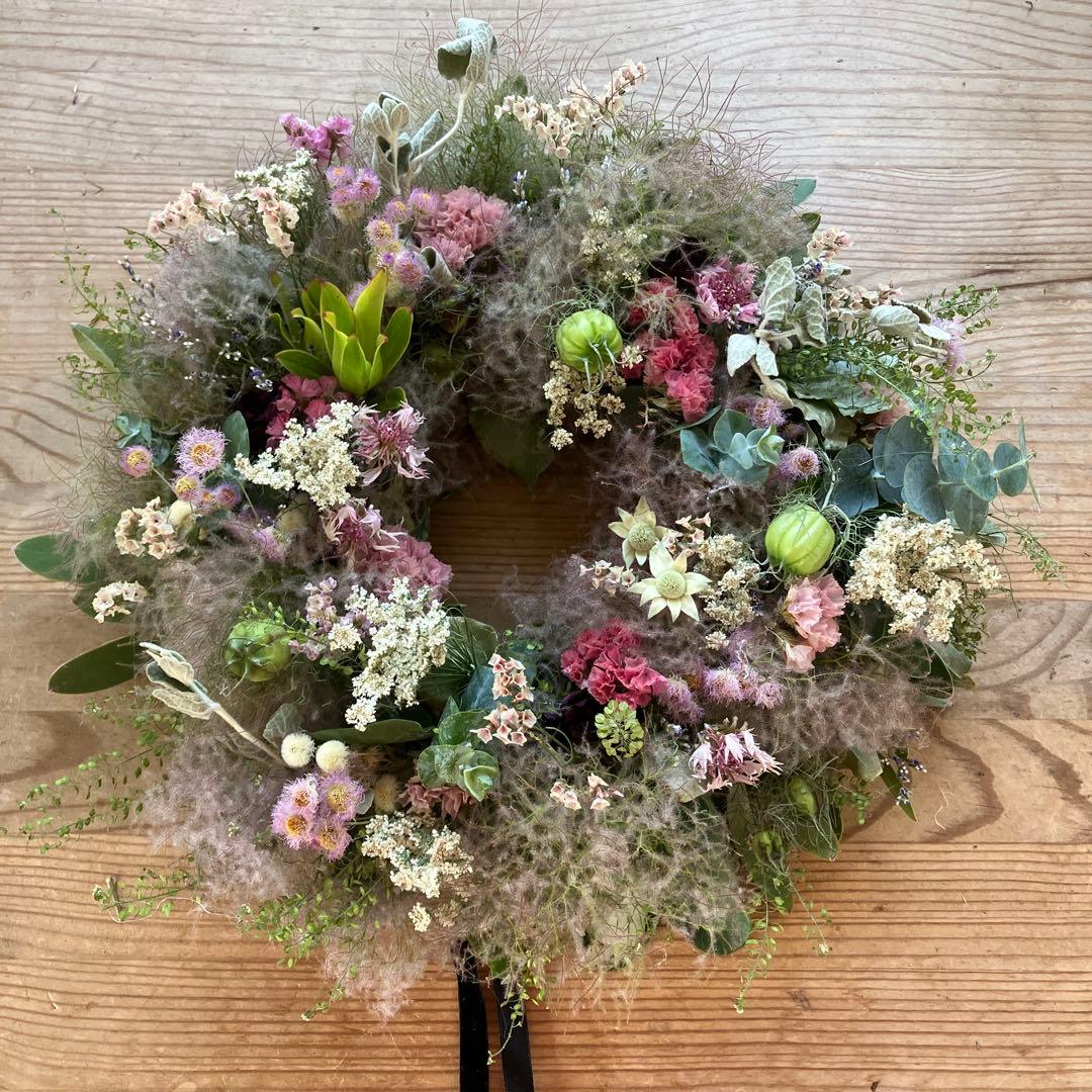 スモーキーピンクなスモークツリー のリース29㎝リューカデンドロン　スターチス