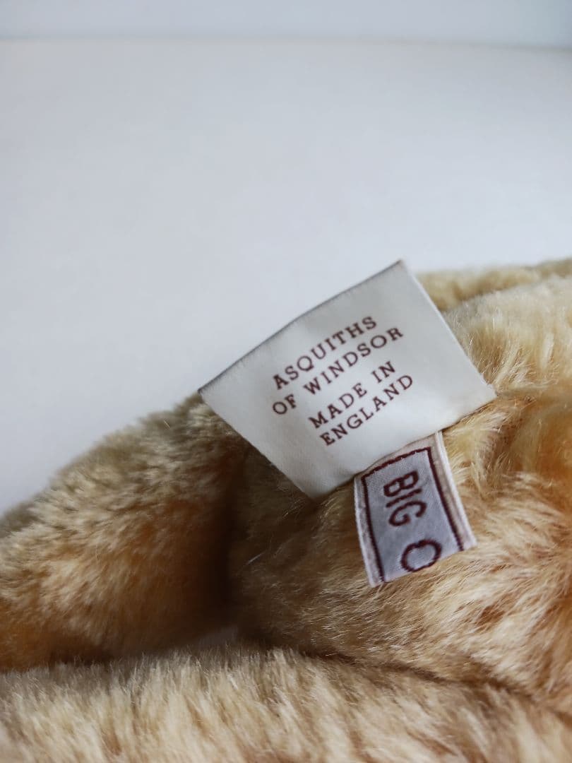 英国　ロンドンの　ASQUTTHSのテディベアとC,R,Hインターのテデイー