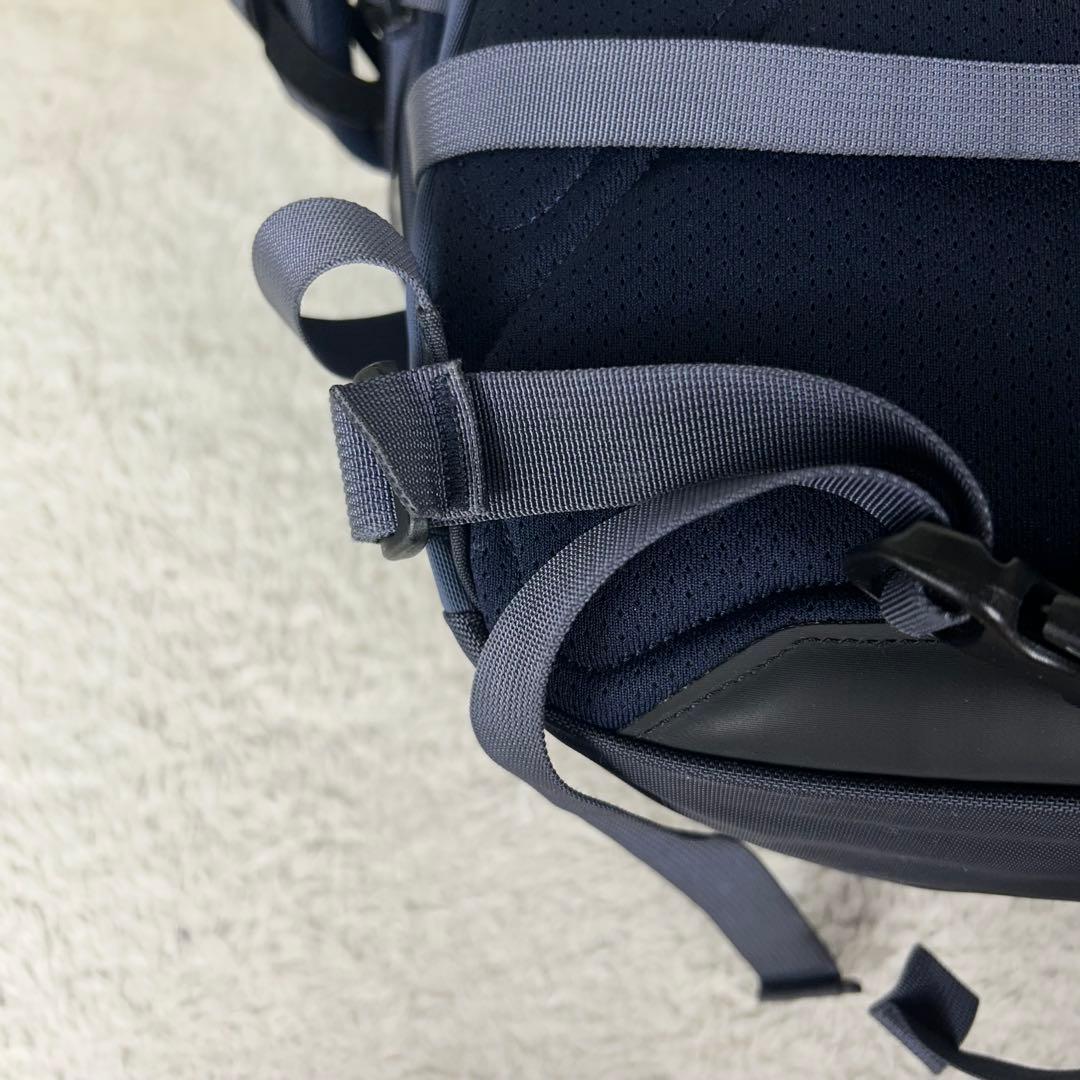 希少 アークテリクス mantis 26 チャコールネイビー 廃盤