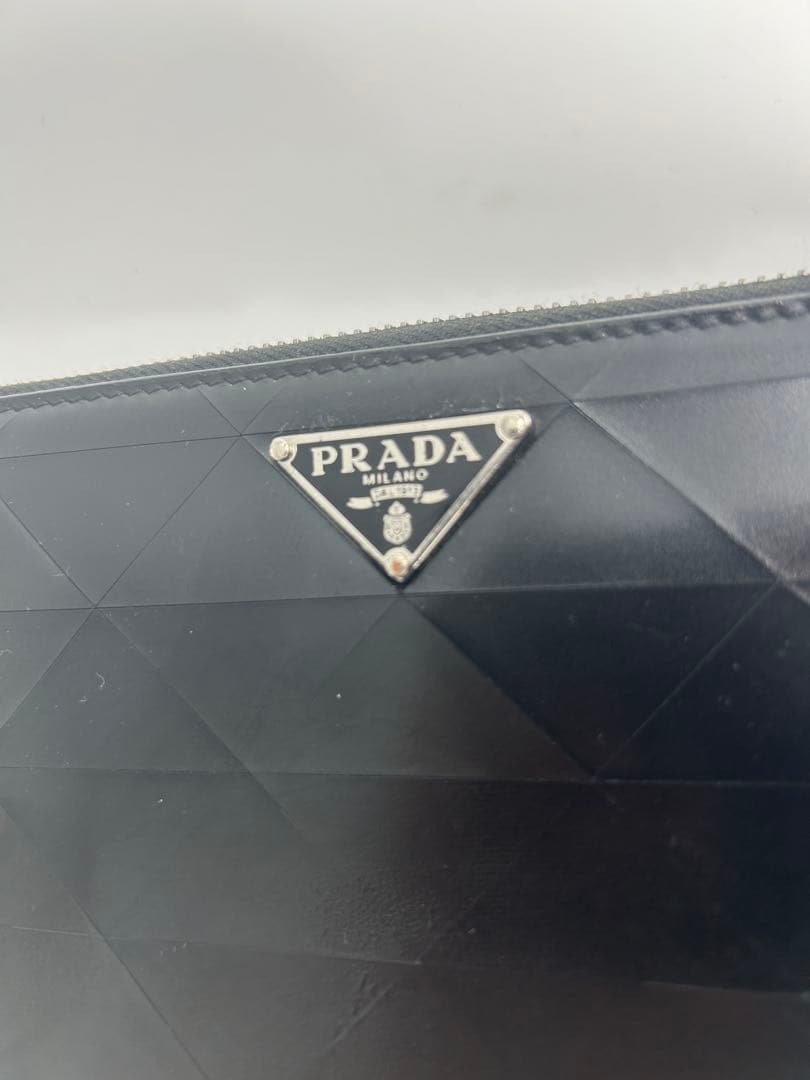 近年モデル　プラダ　ラウンドファスナー　ブラッシュドレザー　三角ロゴ　ブラック