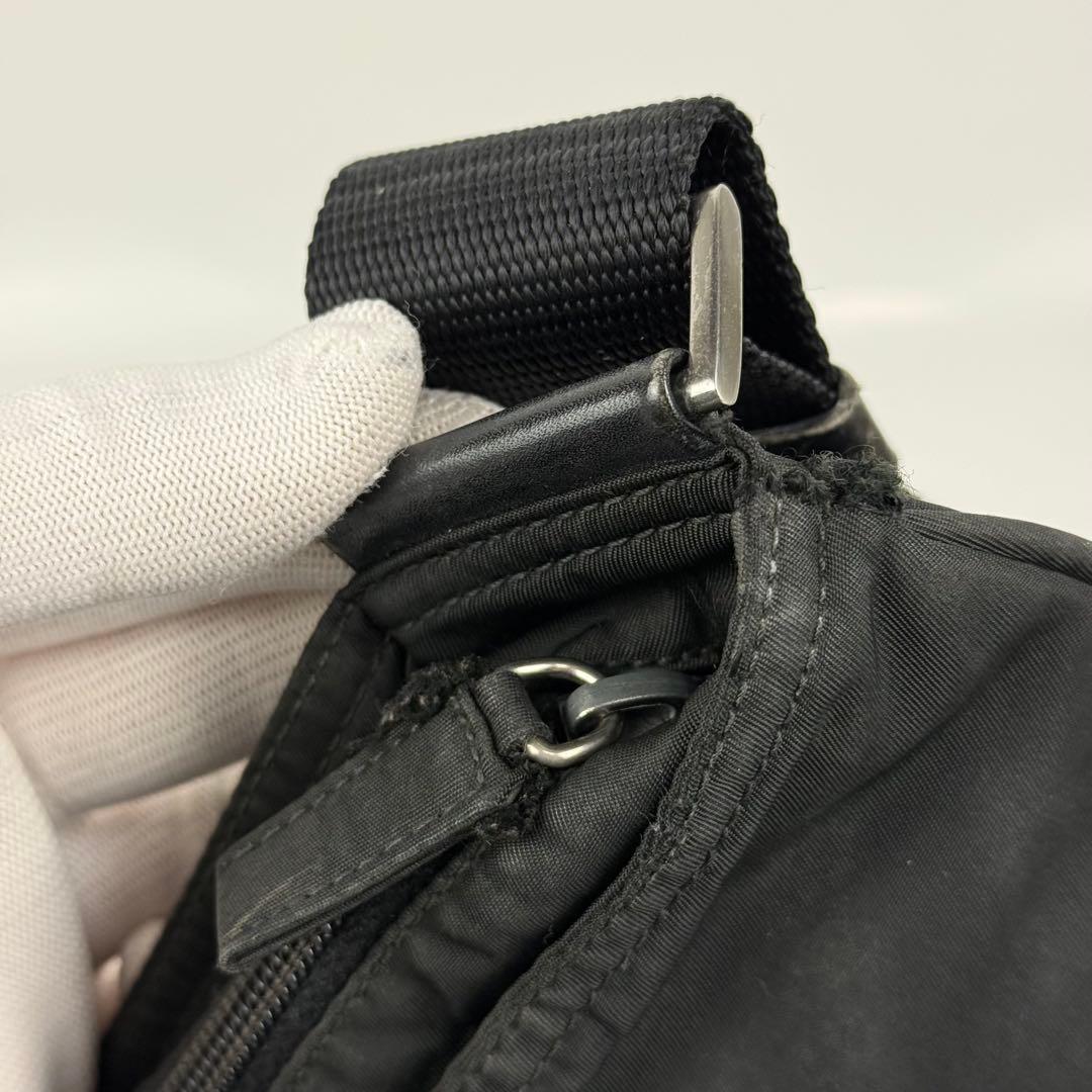 PRADA プラダ ショルダーバッグ 斜めがけ ナイロン 三角ロゴ 黒 白タグ