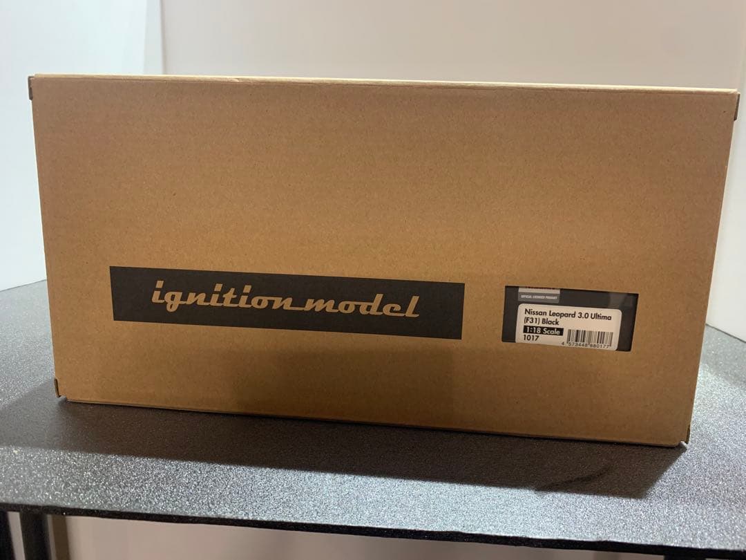 イグニッションモデル1/18 日産レパード前期3.0アルティマ(F31) 黒/銀