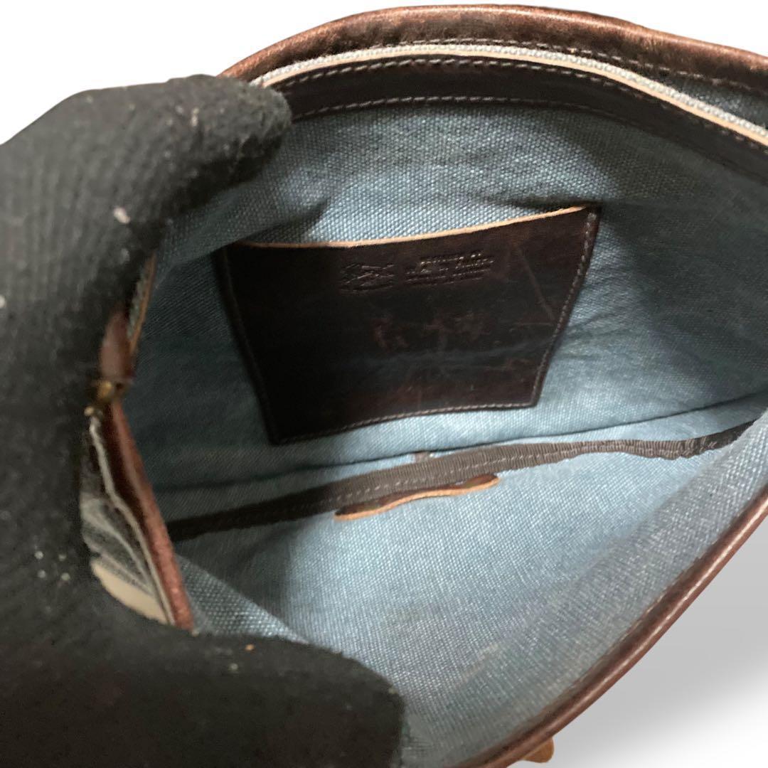 【ヴィンテージ】イルビゾンテ　ショルダーバッグ　サコッシュ　レザー　ロゴ型押し