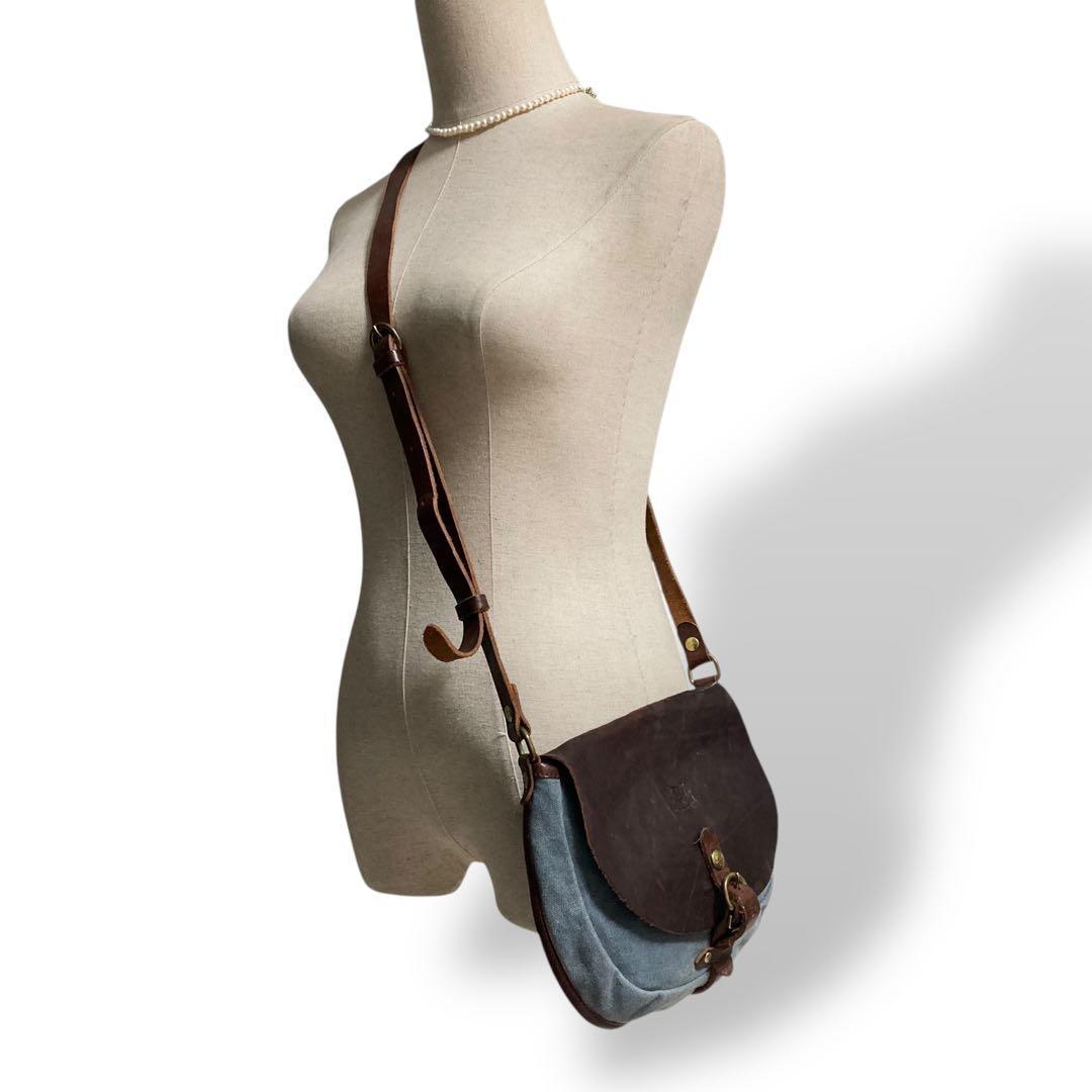 【ヴィンテージ】イルビゾンテ　ショルダーバッグ　サコッシュ　レザー　ロゴ型押し