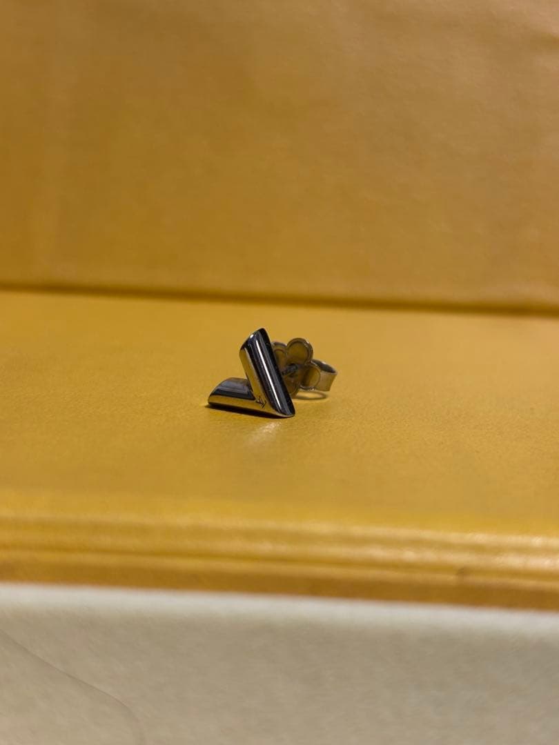 Louis Vuitton エッセンシャルVピアス(片耳用)